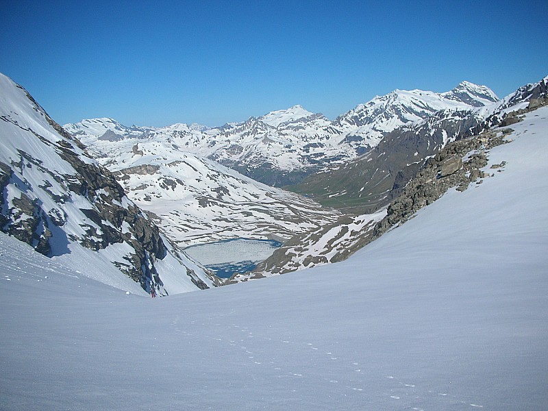 Sortie de combe : sur fond de lac de la Sassière qui dégèle ...