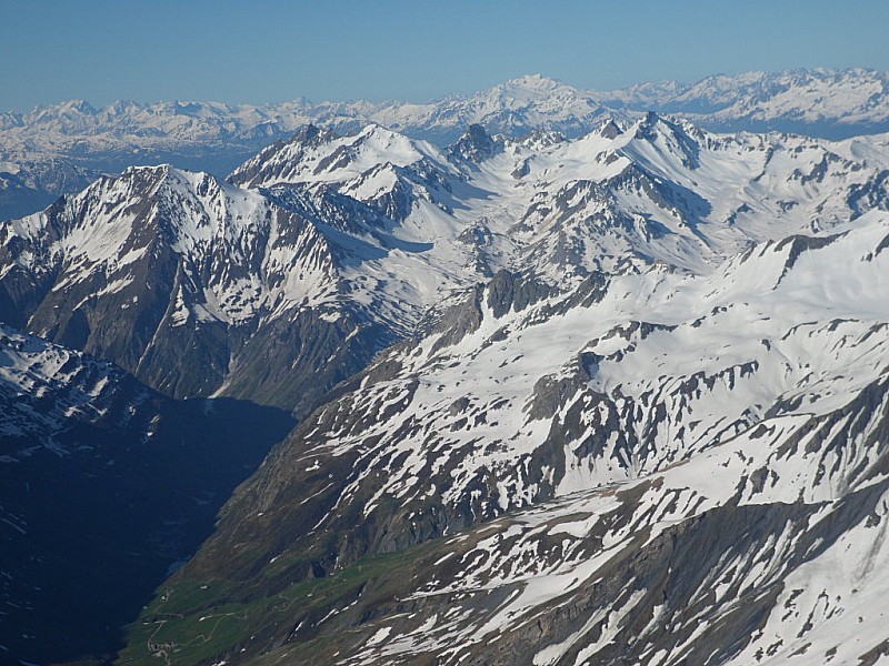 A des Glaciers : Vue sur la vallée, déjà du chemin parcouru...
Au fond à gauche, les Ecrins.