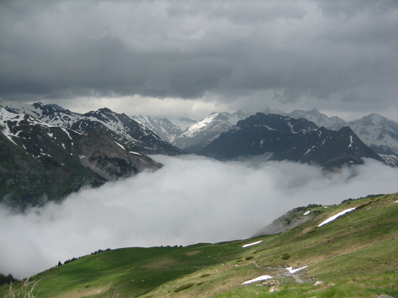 Fin! : Les nuages remontent de la vallée, l'orage arrive d'espagne. Il est temps de descendre, 1h de portage pour terminer ce raid où on aura pas porté les skis à part ici!