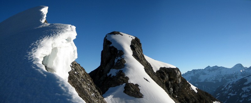 Le pic Rouge de Pailla : étonnant.. Le vrai sommet skiable et dessous le beau couloir est.