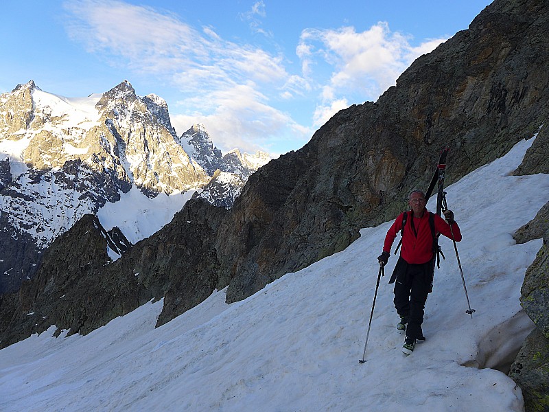 Sous le Pic de Longis : 50 mètres de descente skis sur le sac; il va falloir repeauter.