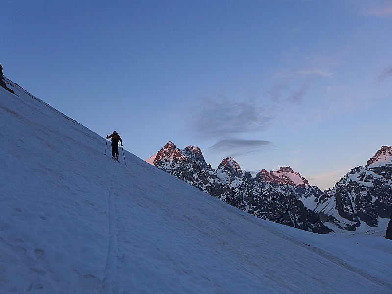 Au-dessus du refuge Tuckett : le soleil colorie les géants du Glacier Noir.