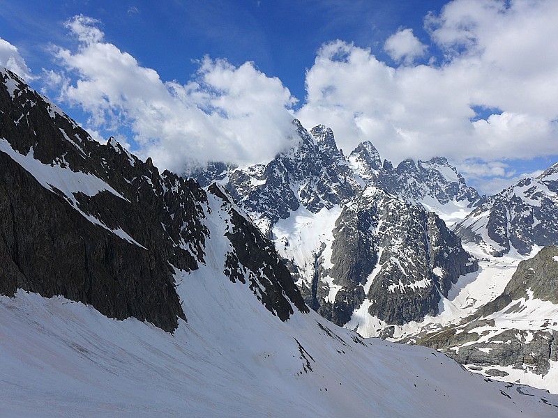Neige ocre : ça sent la fin de saison ...