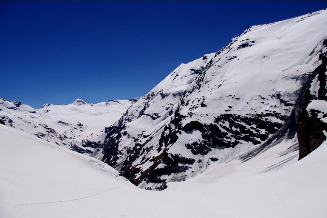 un dernier coup dans le rétro : Le parcours continue... et la face va revenir à sa solitude.