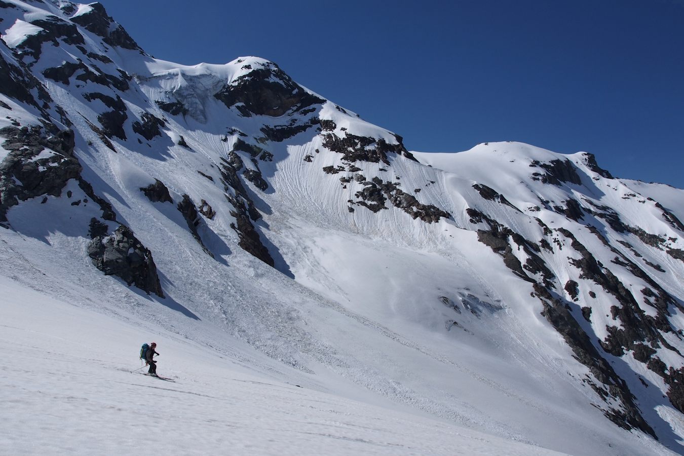Vers 2800 m : Ski prudent sur une neige pas suffisamment transformée.