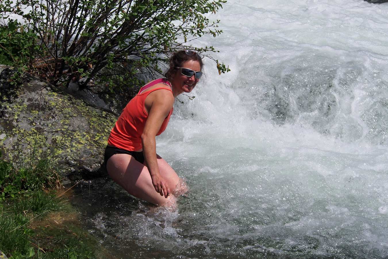 Dans l'eau glacée du torrent : Anne: ça fait du bien aux jambes douloureuses !