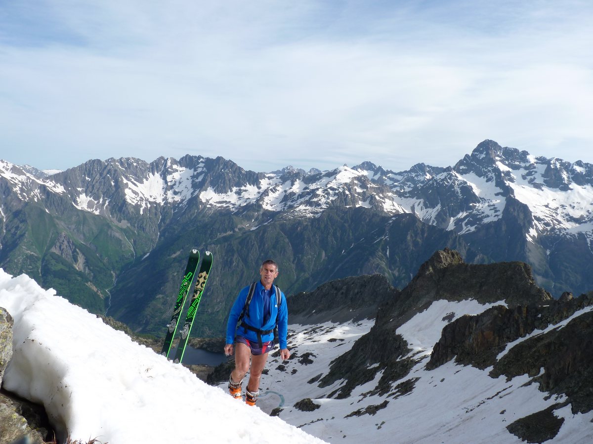 Il y à un truc qui cloche : Les skis ou le short