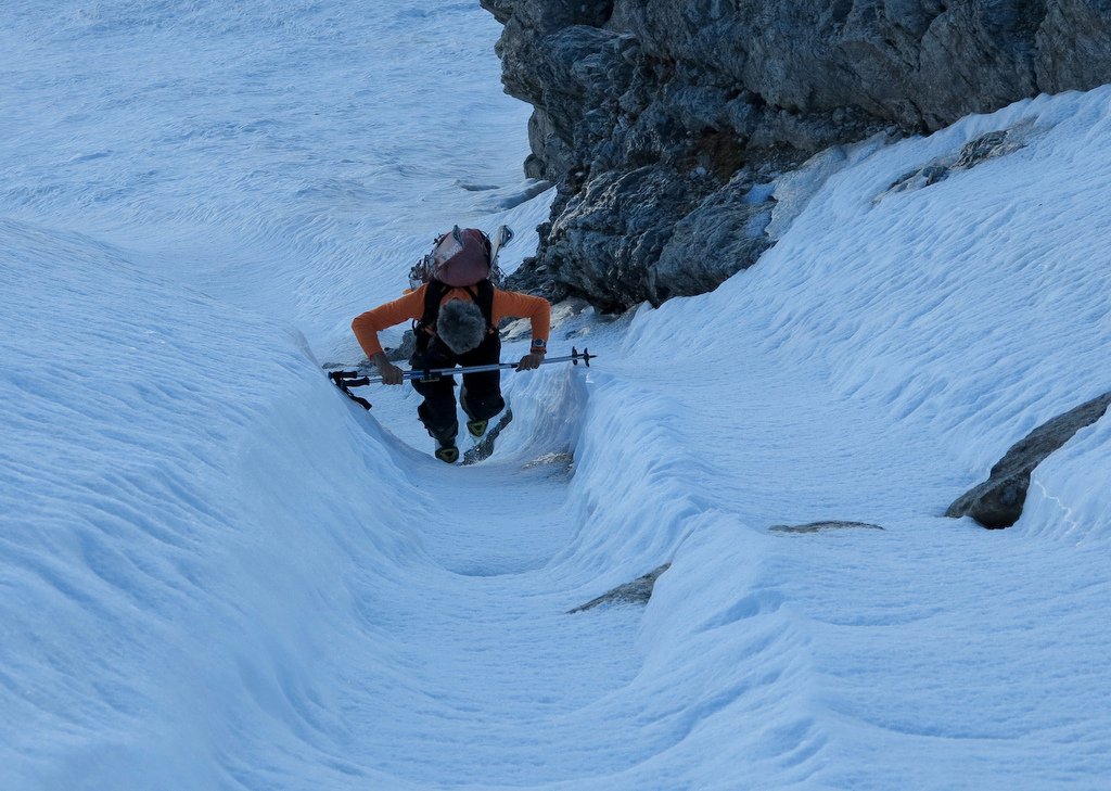 Piste de bobsleigh... : Goulotte et neige vitrifiée dans le bas du versant Nord