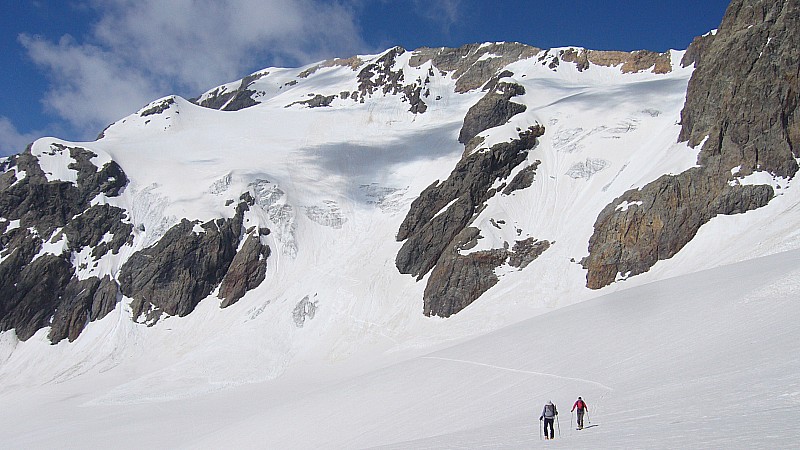 Remontée au Col des Quirlies : La face descendue ce jour est derrière nous et reste déjà gravée dans nos beaux souvenirs de skis