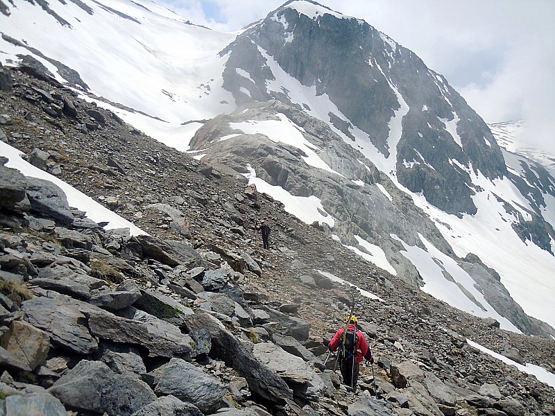 Le pierrier : traversée 2750 m vers la base du Glacier de la Barbarate Nord