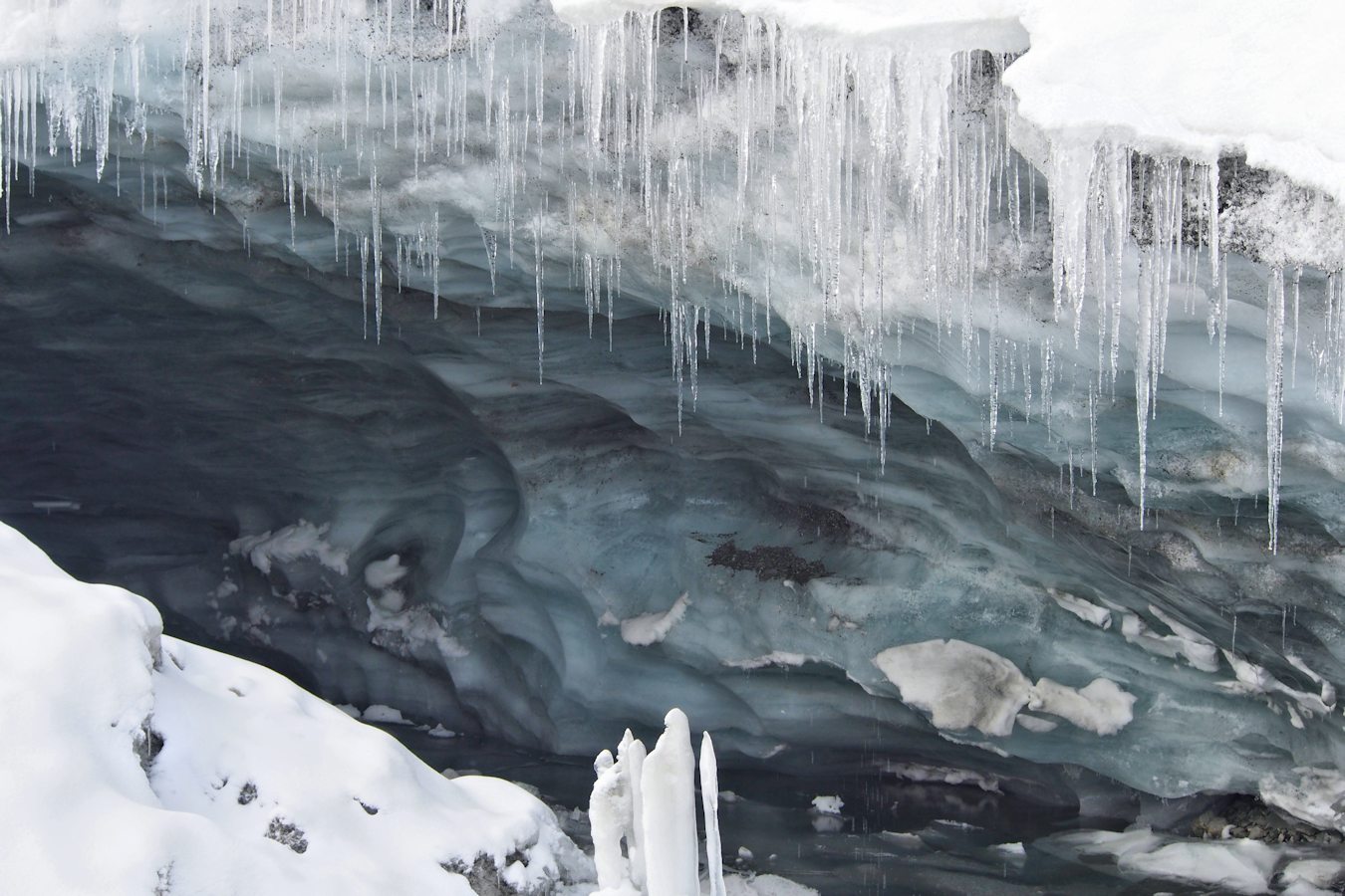 Grotte de glace : Plaie béante: l'agonie du glacier.