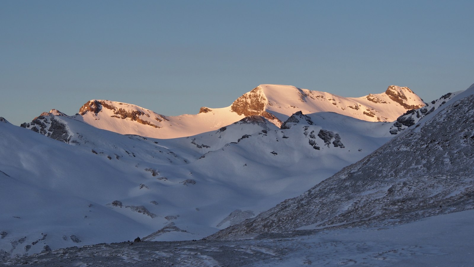 Depuis le col : L'objectif du jour est visible à droite.