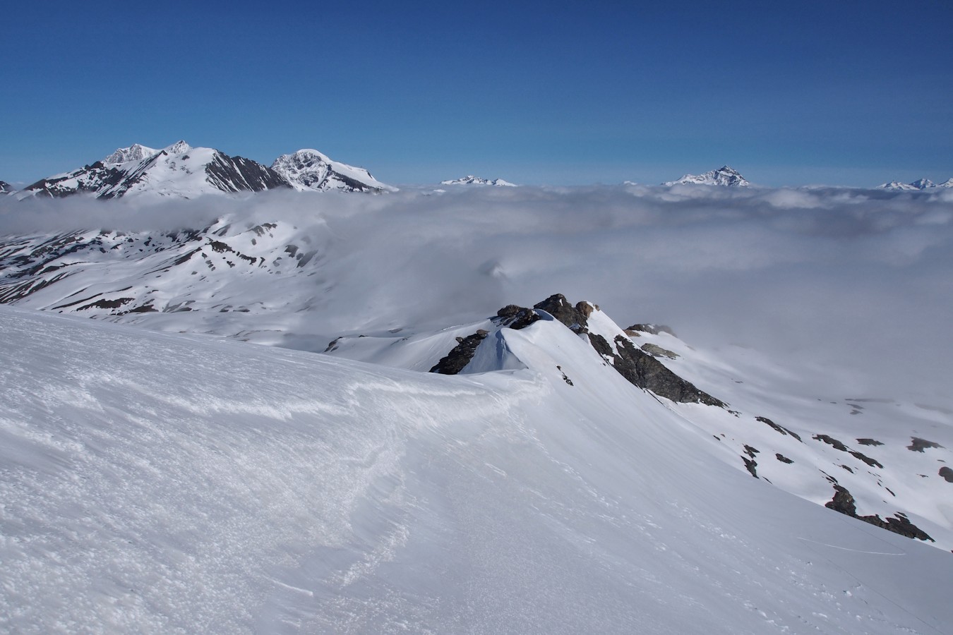 Epaule Ouest : La mer de nuage monte jusque vers 2900 m.