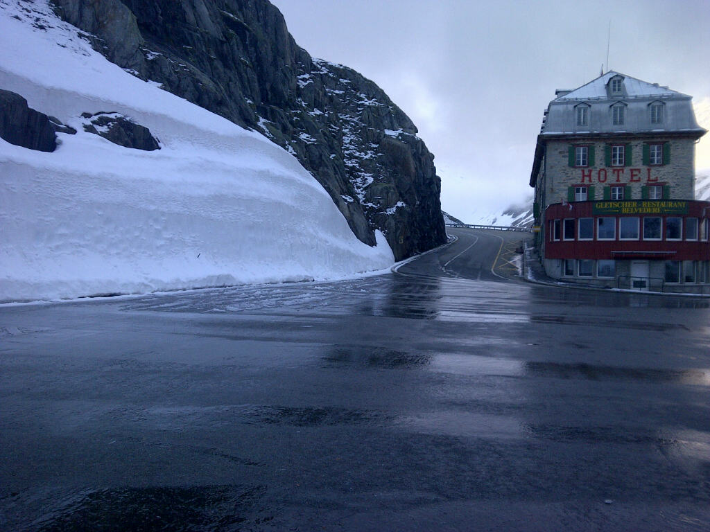 #1 Belvedere de la Furka : Hotel Belvedere dans la brume : ambiance glauque, j Belvedere de la Furka : Hotel Belvedere dans la brume : ambiance glauque, j'ai bien fait de dormir chez moi et pas sur le parking