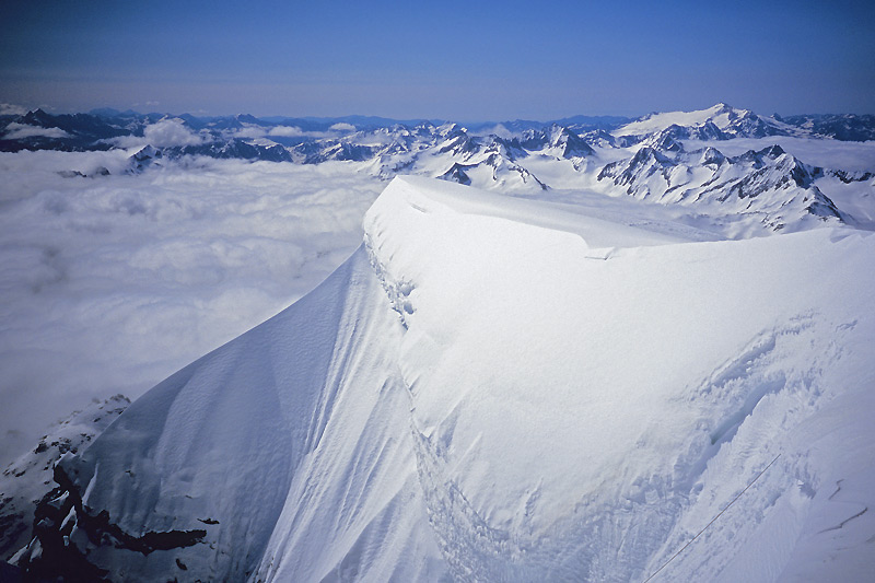 #9 Corniche sommitale : Le sommet est encore bien ancré dans l Corniche sommitale : Le sommet est encore bien ancré dans l'hiver