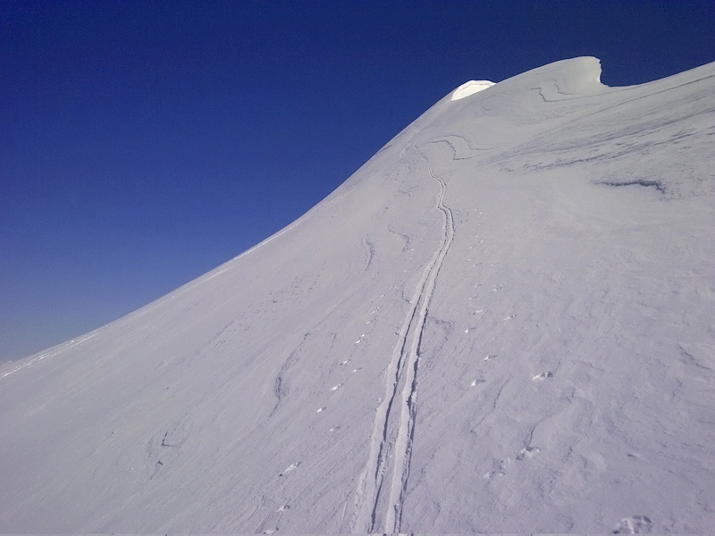 #4 Galen stop : Dépôt des skis à 50m du sommet histoire de pas s Galen stop : Dépôt des skis à 50m du sommet histoire de pas s'en mettre une. Final à pied.