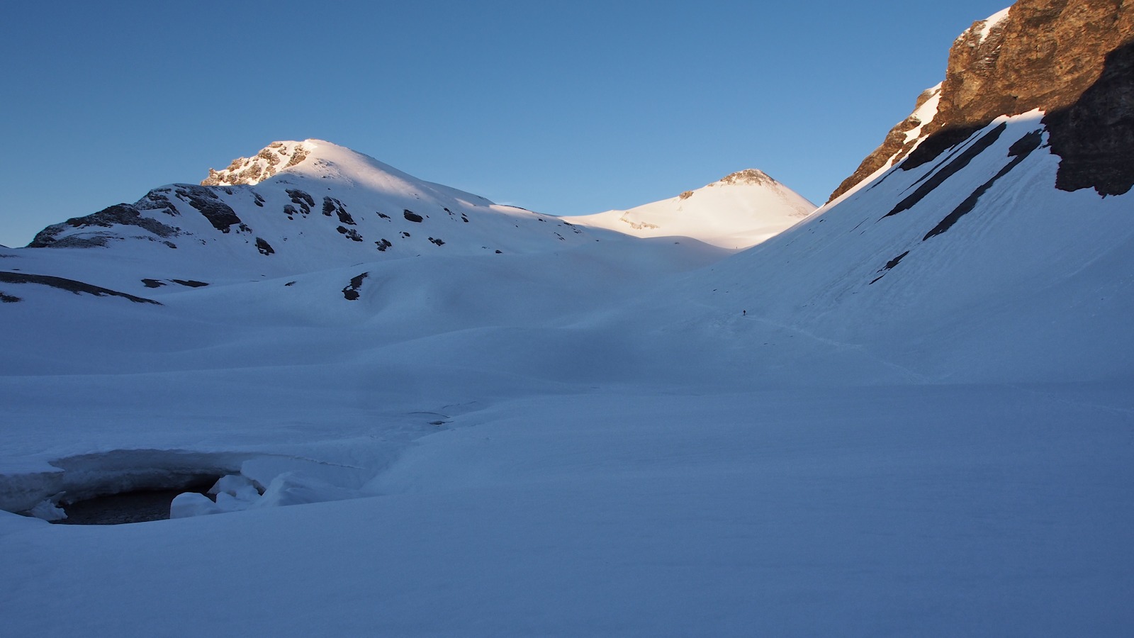#4 Du Lac 2767 m : La montée en direction du col de Bézin. Du Lac 2767 m : La montée en direction du col de Bézin.