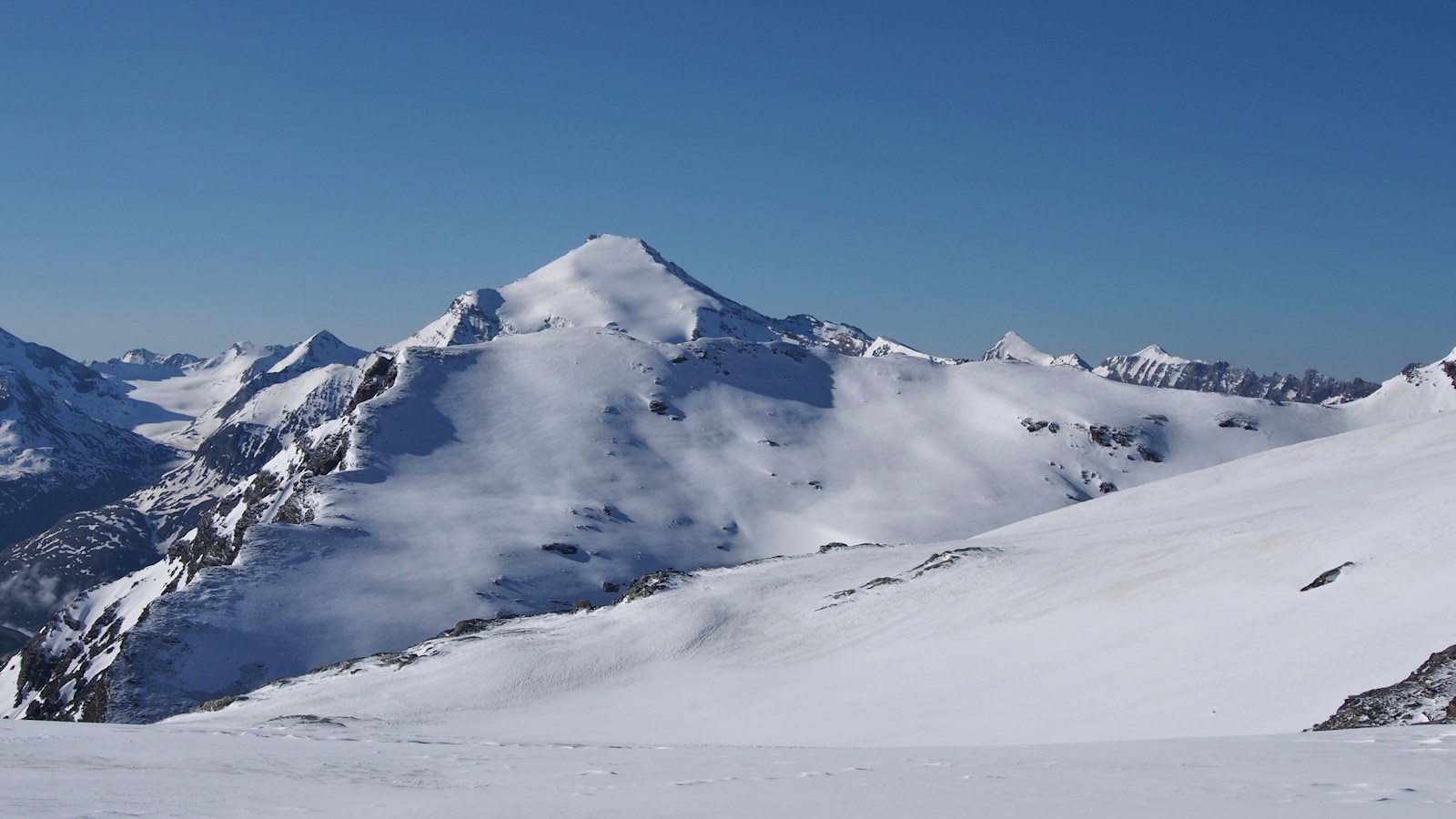 #12 Du col de Méan Martin : Le charbonel émerge derrière la Croix de Dom Jean Maurice Du col de Méan Martin : Le charbonel émerge derrière la Croix de Dom Jean Maurice