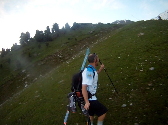 Sur la piste du Carrelet : La montée est vraiment tranquille dans une ambiance d'alpage. Les moutons sont au nombre de 450... 500 autres arrivent demain.