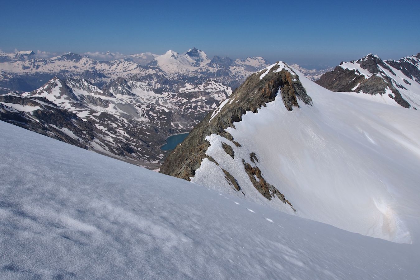 Depuis l'arête : Vue plongeante sur le versant français.