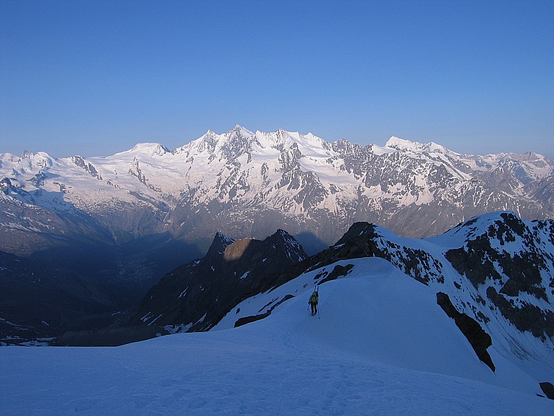 Quelques 4000m en arrière plan : On bascule maintenant, par une traversée, sur le Gruebugletscher.