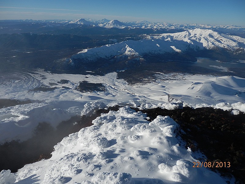 Spectacle grandiose depuis : le sommet avec vue de gauche à droite sur les volcans Toluhaca, Lonquimay, Sierra Nevada et Laguna Conguillio