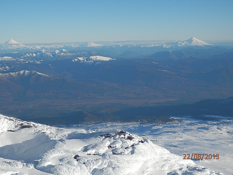Vue magnifique vers le sud : avec de gauche à droite : les volcans Lanin, Quetrupillan et Villarica