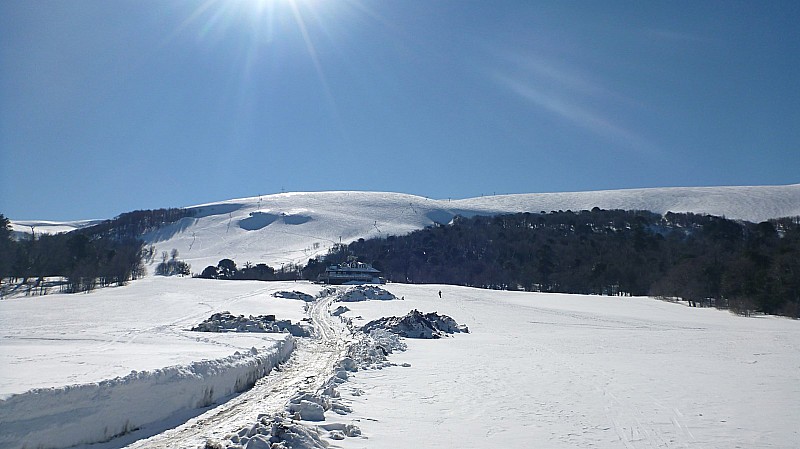 Vue globale depuis la voiture : le sommet est invisible et est situé sur la gauche. A droite la forêt d'Araucarias skiée 2 fois.