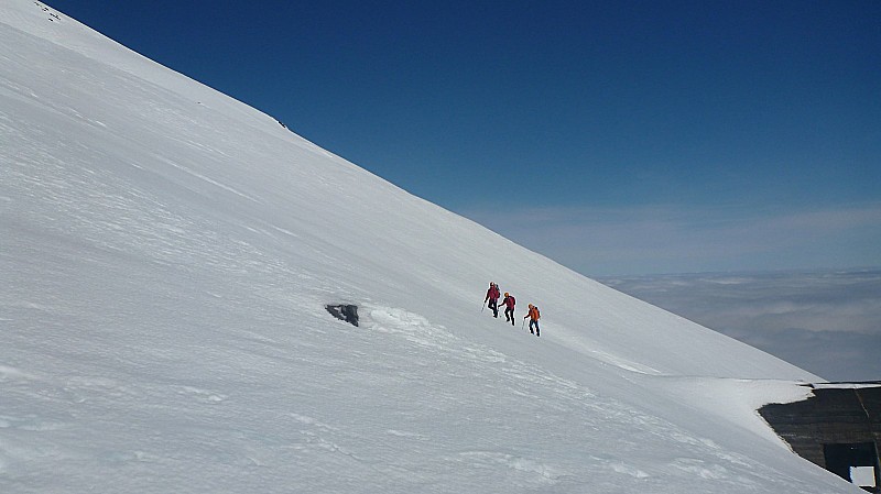 Une cordée d'alpinistes : 2 américains avec un "guide" chilien qui n'iront pas plus loin que le collet de Piedra blanca en raison du vent