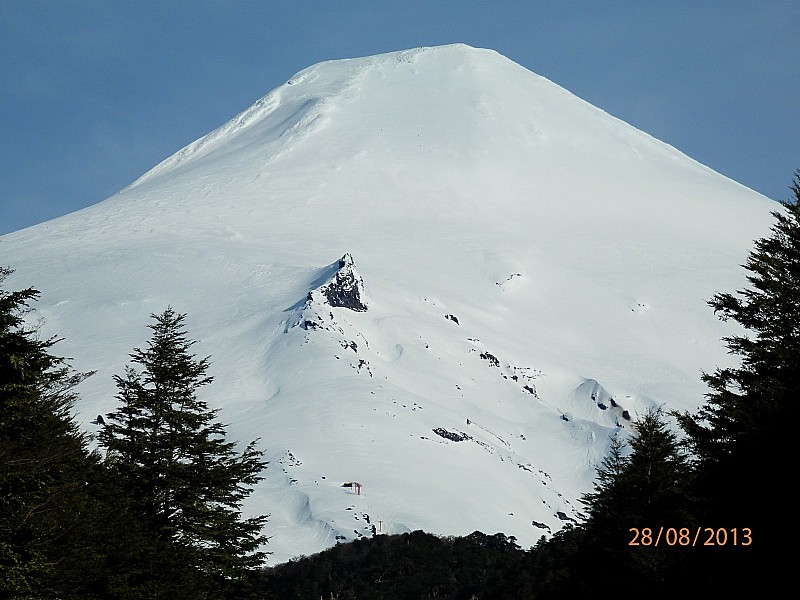 "El volcan" pris au : depuis la route, on voit bien l'itinéraire de montée à gauche et Piedra Blanca et de descente sur la droite