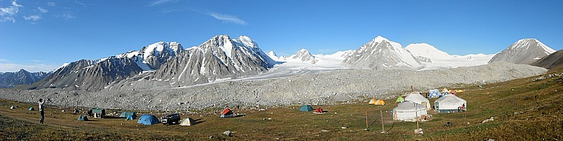 camp de base : vue du camp de base, du massif du khuiten et du Malchin à droite