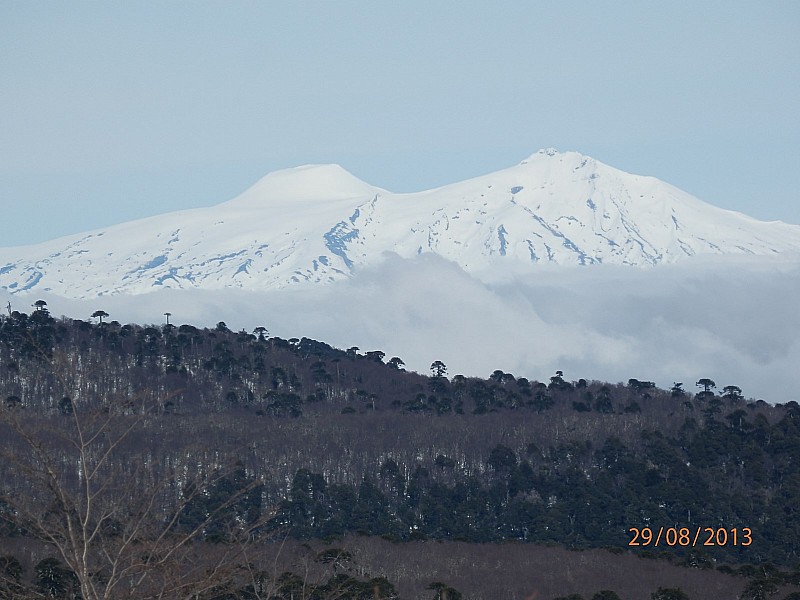 Arrivés sur la croupe, on : découvre les volcans Mocho (à gauche) et Chosuhenco (à droite) pris au zoom