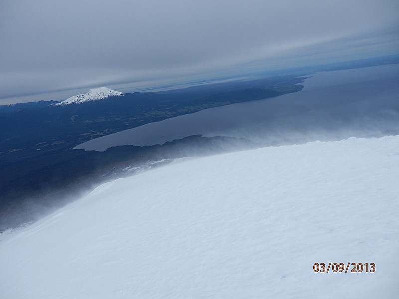 La neige vole depuis la côte : 2150m devant le volcan Calbuco et le Pacifique au loin à sa droite