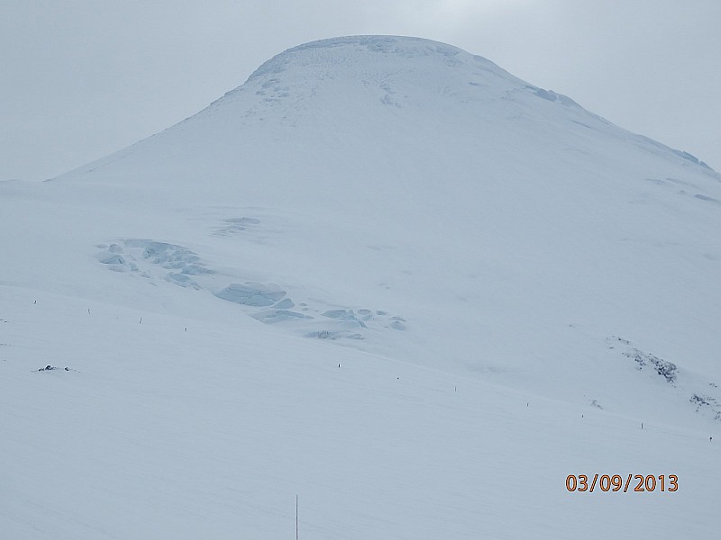 L'Osorno pris au zoom : on voit bien le glacier au premier plan et l'arrivée au sommet bien en glace