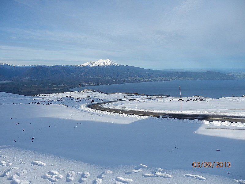 Le volcan Calbuco et une : partie du lac Llanquihue