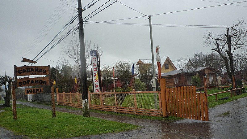 La bonne adresse sous la pluie : notre cabane au premier plan après le portail sur la gauche