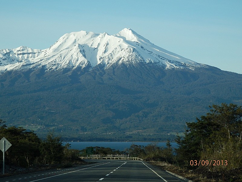 Le volcan Calbuco pris de la : route