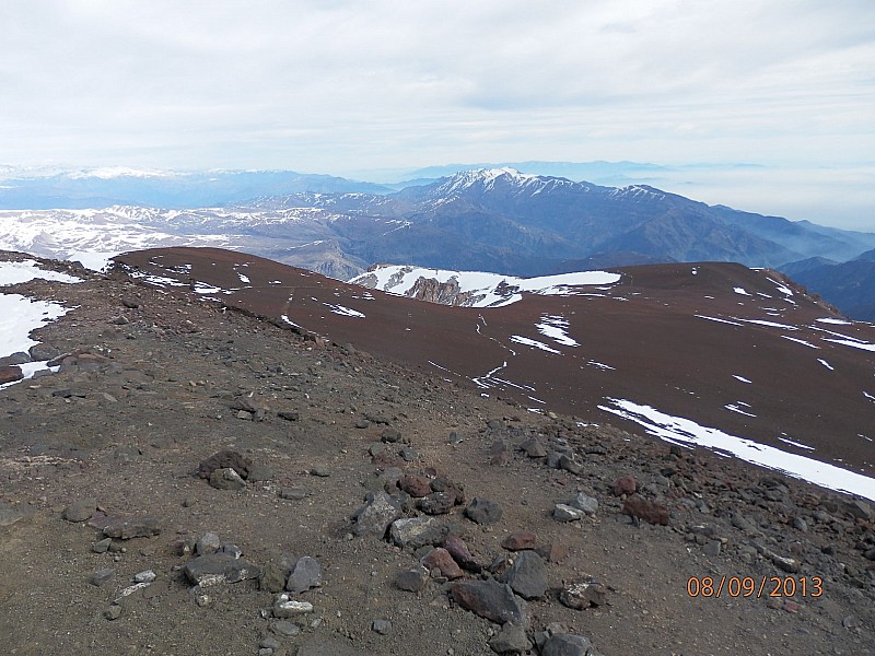 La face N du Cerro La Parva : sans neige comme souvent et la Falsa Parva au fond à gauche
