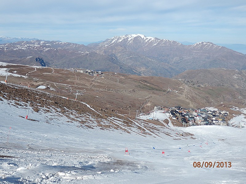 La station de La Parva et son : faible enneigement. Au premier plan, le slalom géant d'entraînement de l'équipe nationale féminine d'Autriche