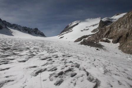 Fin de la descente : Moyennant 100 m de secousses, on peut descendre jusqu'au lac glaciaire ski aux pieds