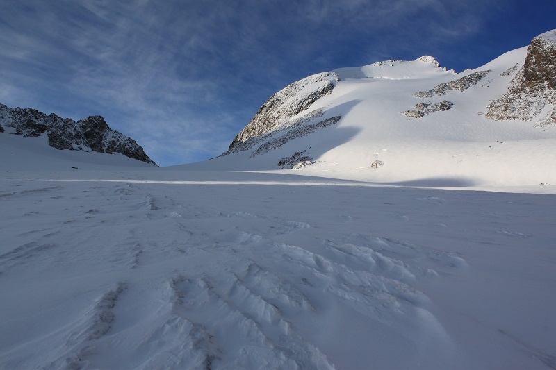 pied du glacier de l'etendard : Pied du glacier de l'Etendard...On chausse avec en ligne de mire, l'objectif de la journée