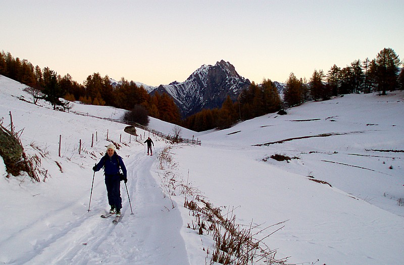 Départ d'Albanne : Les skis aux pieds de la voiture