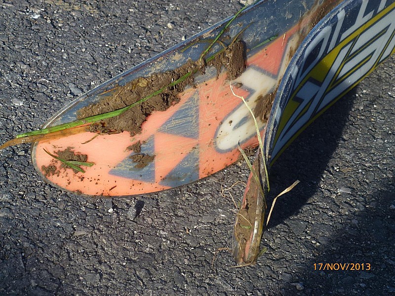 #15 La Tournette Vol et Skis : Le bout des spatules de Marc, qui a fait un atterro avec planté de spatule frontale ... je vous laisse imaginer la scène ... La Tournette Vol et Skis : Le bout des spatules de Marc, qui a fait un atterro avec planté de spatule frontale ... je vous laisse imaginer la scène ...
