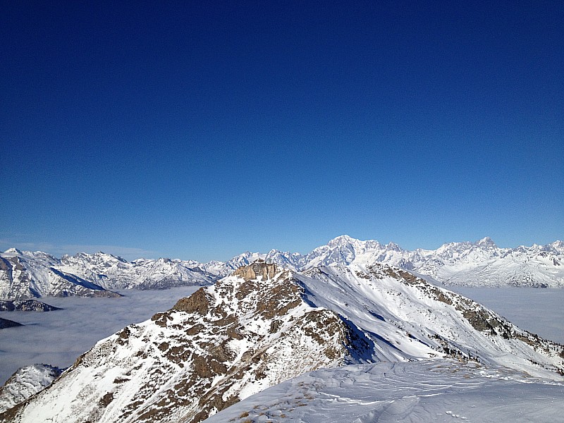 Valle d'Aoste prise dans : les nuages et Mont Blanc.