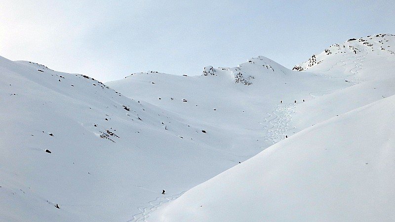 Pentes sommitales : Du bon ski malgré le terrain un peu miné!