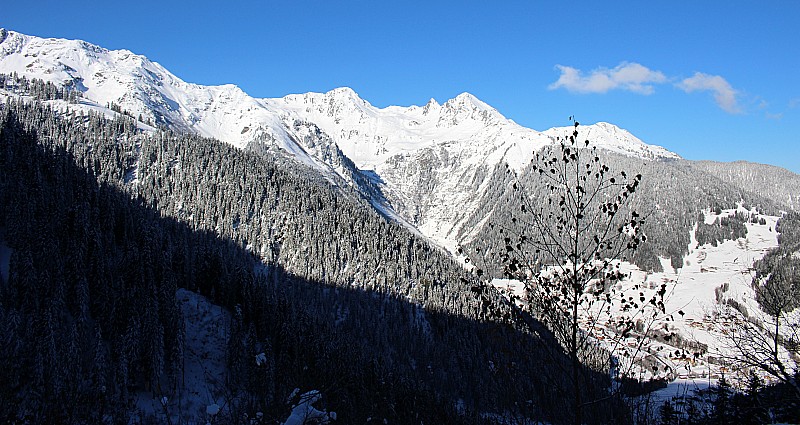 l'autre côté de la vallée : depuis la piste, vue sur le Mont Mirantin et ses acolytes