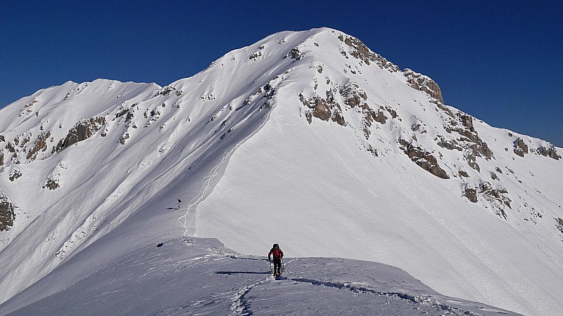 2306m : on arrive au sommet avec la Rocca d'Orel en toile de fond.
neige trop instable pour tenter la montée