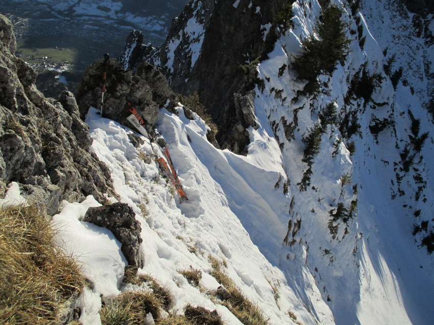 #13 Combe à l Combe à l'Avion : c'est "n'imp" d'avoir monté les skis si haut ! ;o)