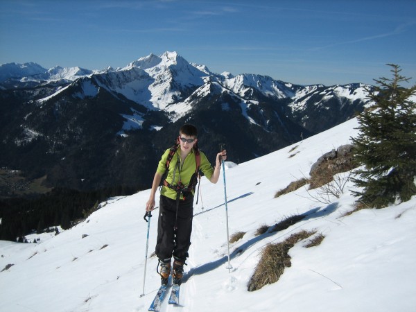 Montée : On monte avec au fond le Roc d'Enfer.