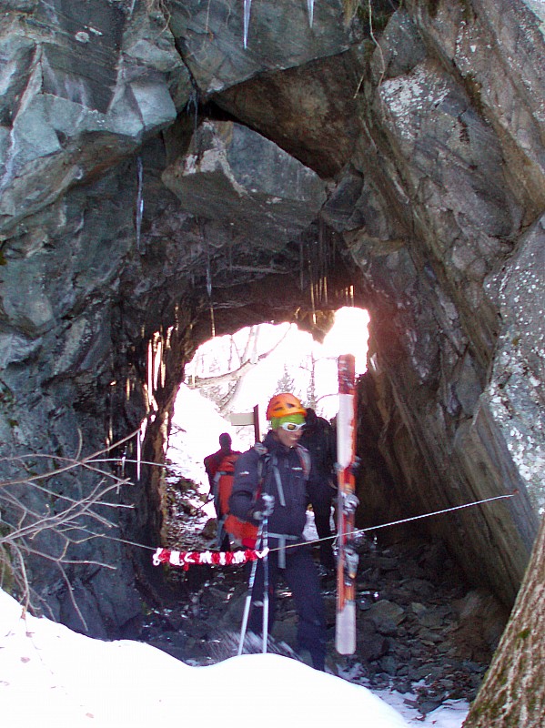 Tunnel du Talc : Retour sur Valmaure via le sentier du Talc... Les rochers du plafond du tunnel sont menaçant mais Thomas s'en fout, il a son casque ;)